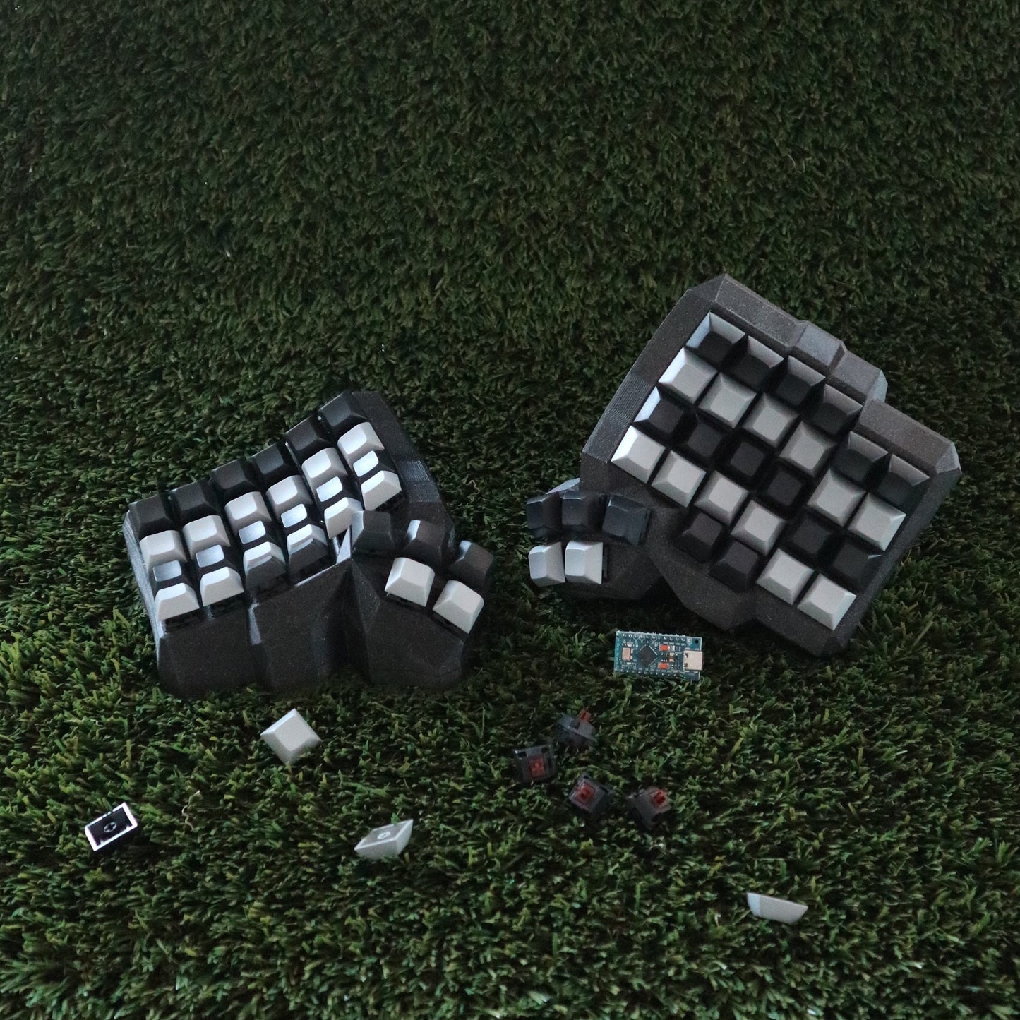 TaikoHub Hotswappable Dactyl Manuform Keyboard Compatible with QMK and ZMK. Dactyl Manuform Keyboard.