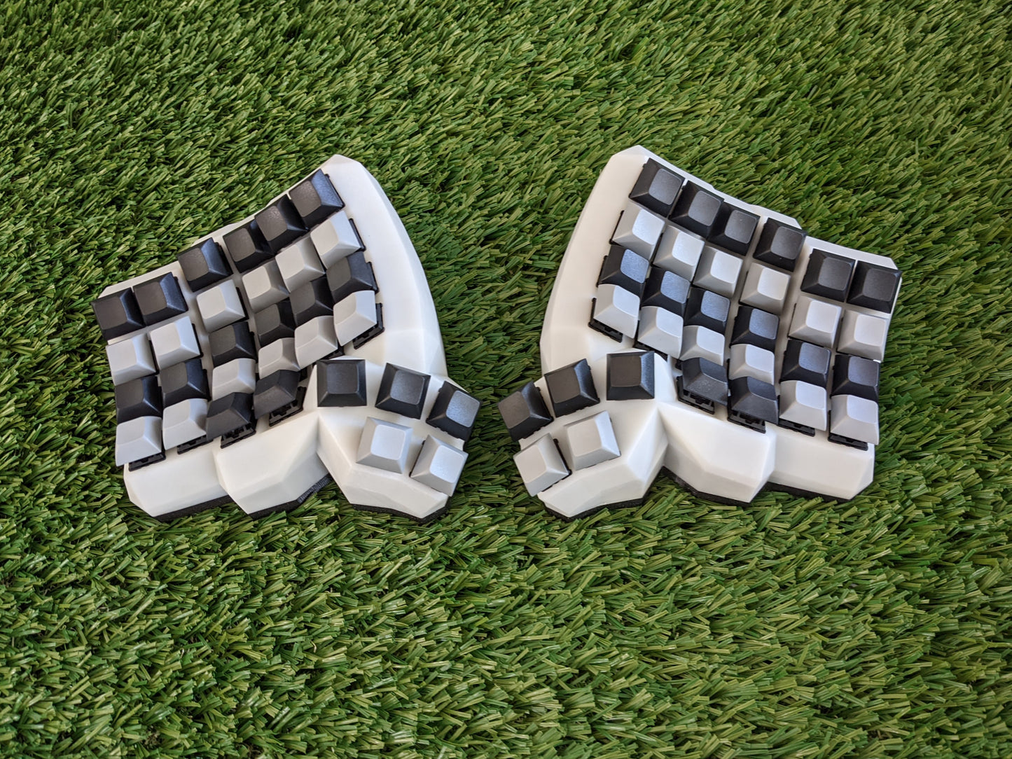 taikohub ergonomic assembled dactyl keyboard in white resin in size medium