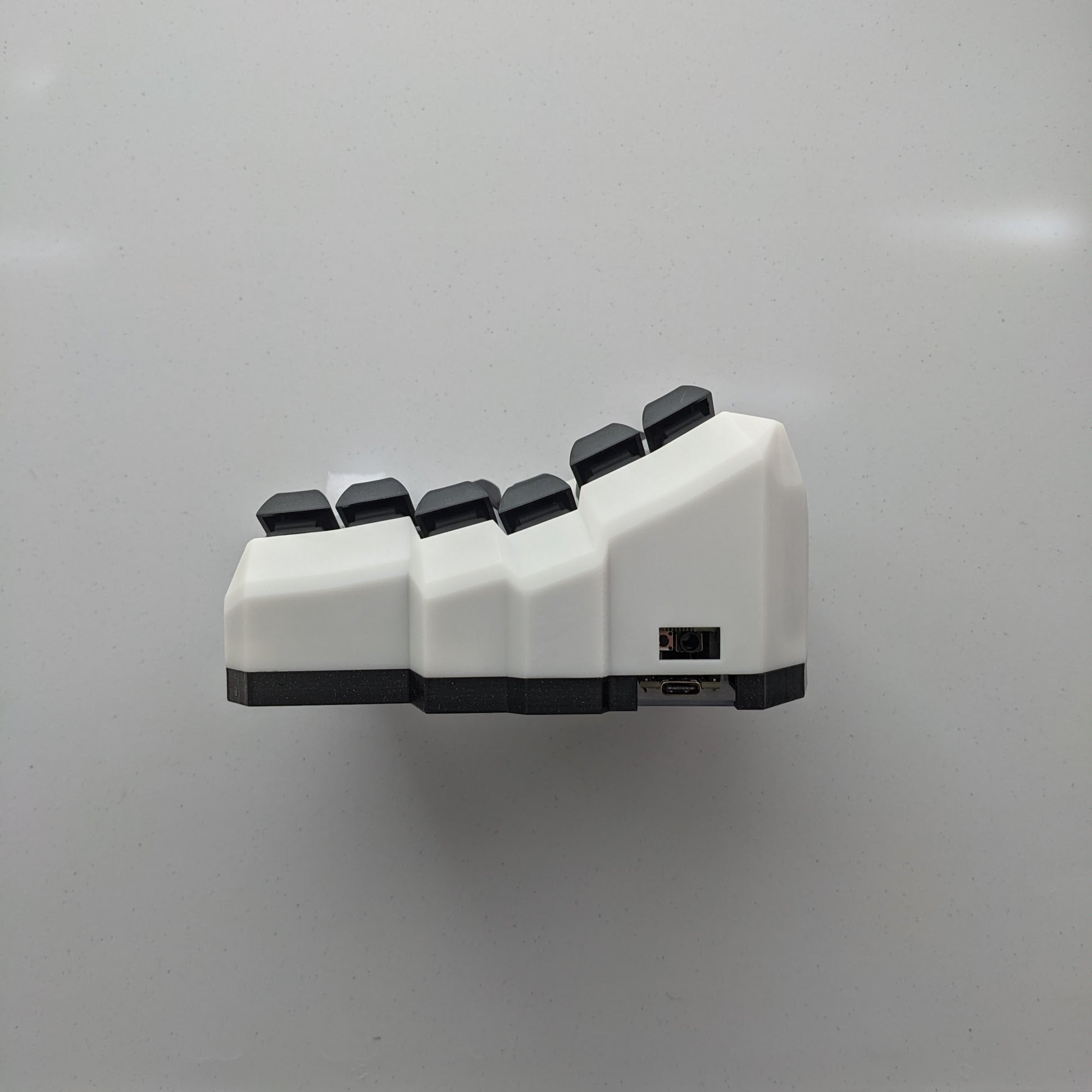 Taikohub Dactyl Keyboard. Wireless keyboard. Supermini microcontroller. BLE. Bluetooth keyboard. Curved keyboard.