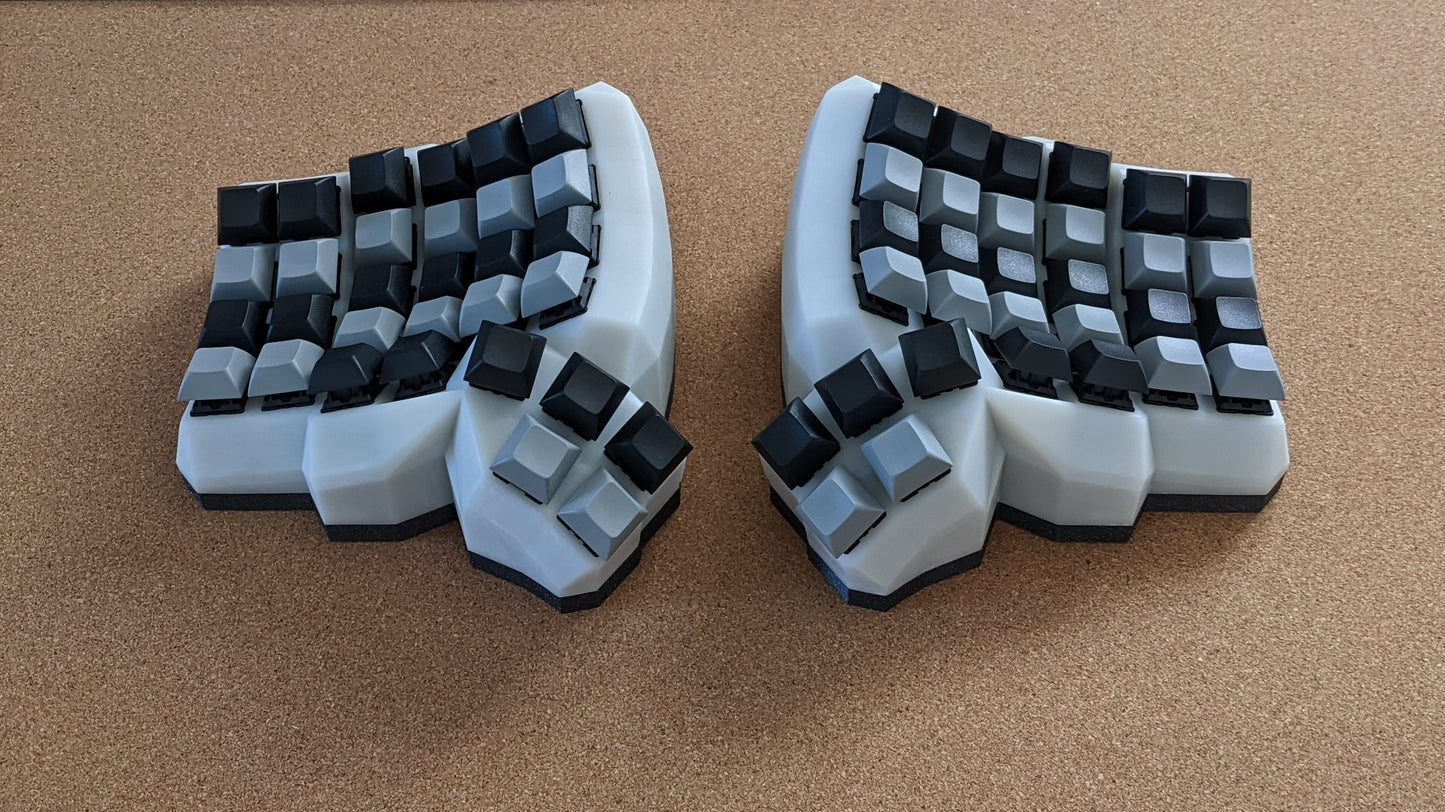 taikohub ergonomic dactyl manuform keyboard in white resin in size medium front view