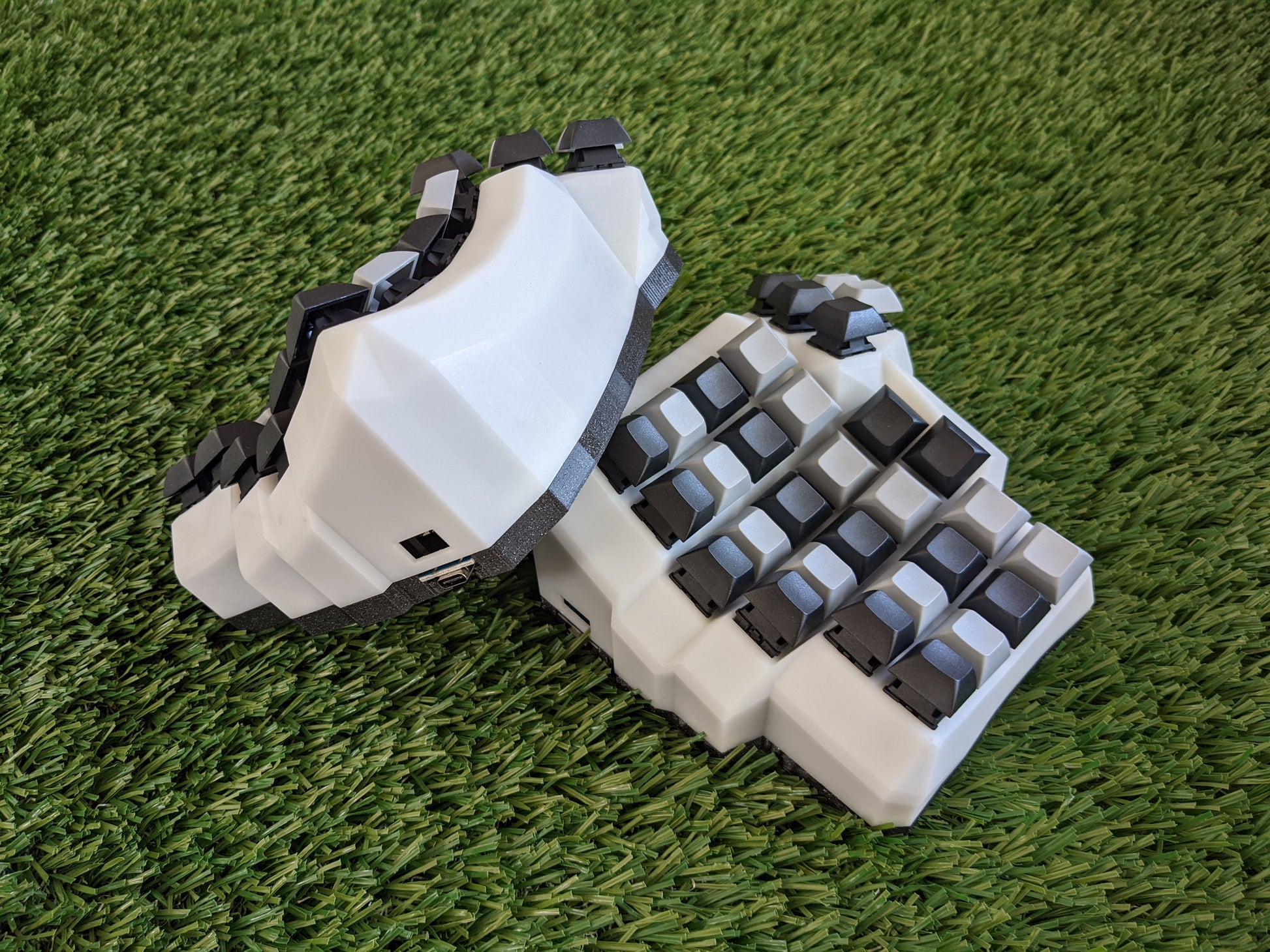 taikohub ergonomic dactyl manuform keyboard in white resin in size medium side view