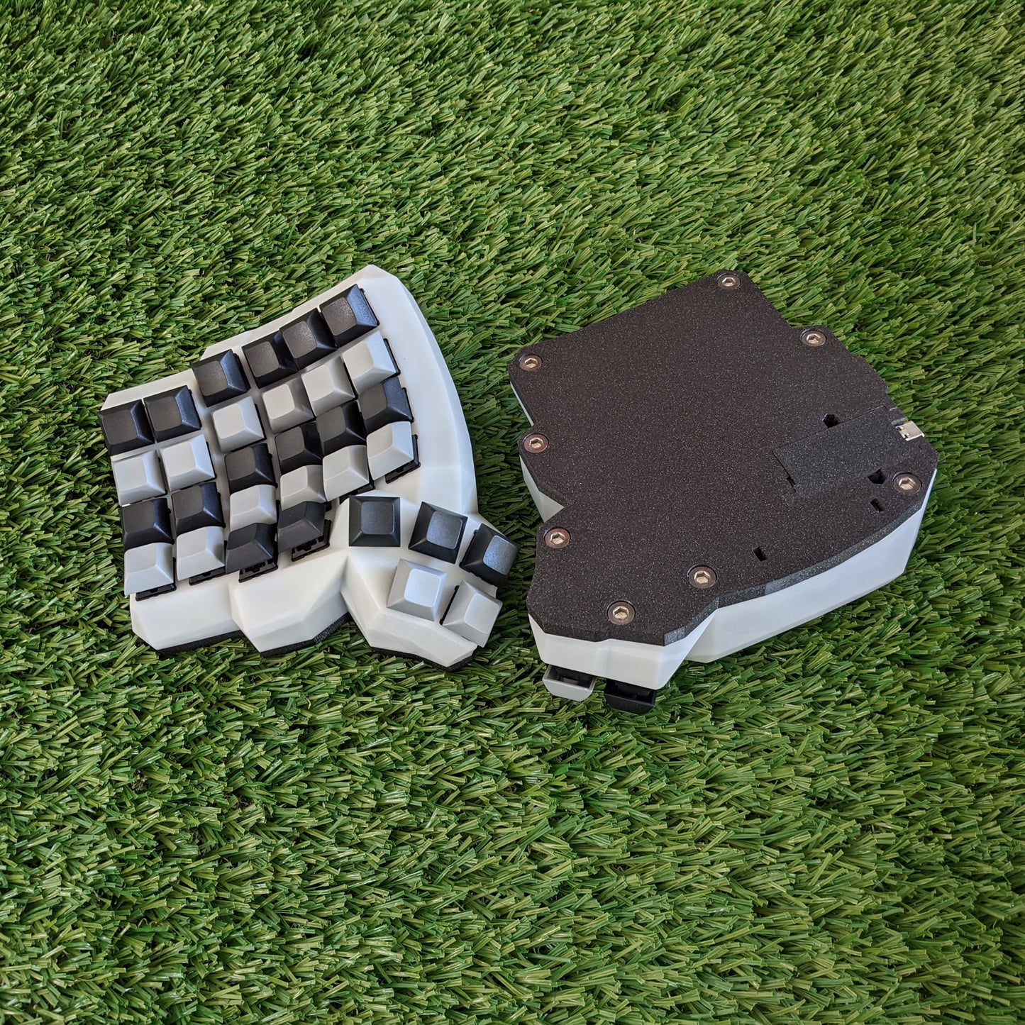 taikohub ergonomic dactyl manuform keyboard in white resin in size medium fully built top and bottom view